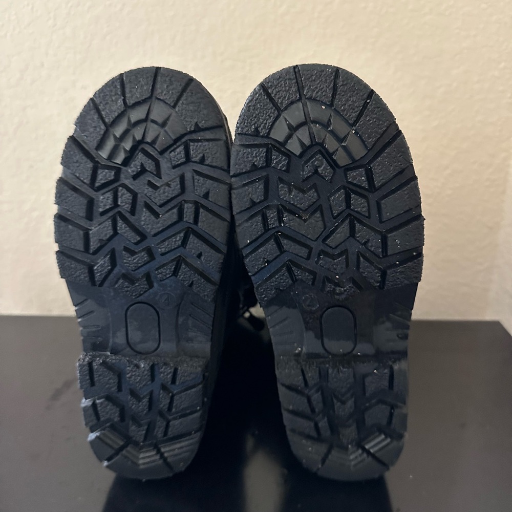 Kids’ Dream Pairs Waterproof Winter Snow Boots | Size 4 - Picture 8 of 8
